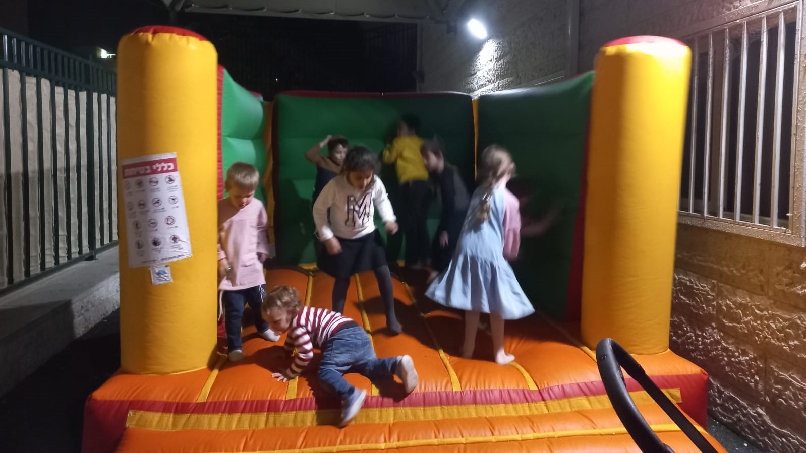 ילדים קופצים בטרמפולינה באירוע